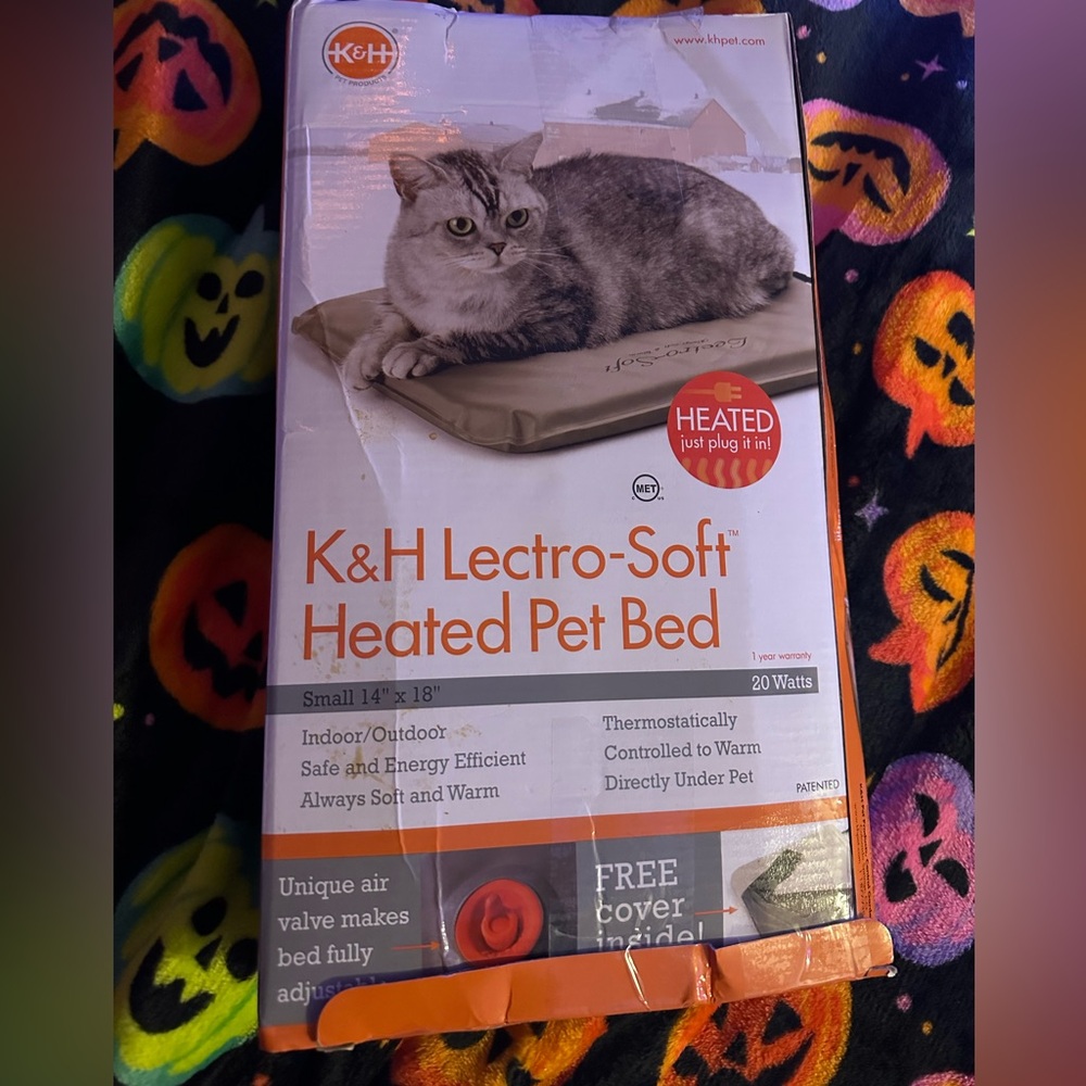 Heated pet bed